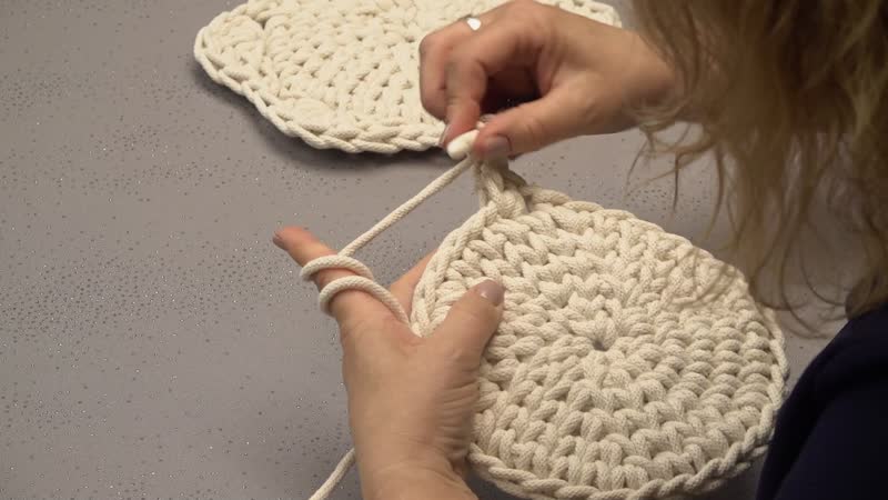 4. Kör alakú edényalátét búzaszemes mintával