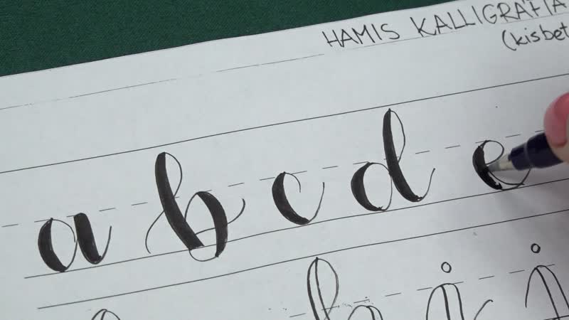 10. Karácsonyi gömb hamis kalligráfiával